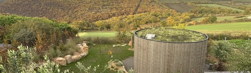 Du nouveau cet automne aux écolodges du Causse Rouge: les toitures des Lumipod ont été végétalisées, et 260 lavandes ont été plantées. Merci à David Durand (Marc Paysage)  et ses équipes 